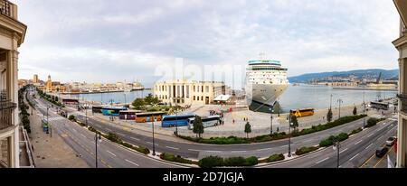 Italie, Friuli Venezia Giulia, Trieste, Panorama de la rue de la ville et du port avec bateau de croisière en arrière-plan Banque D'Images