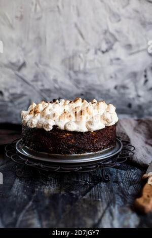 Cheesecake à la rhubarbe avec meringues Banque D'Images