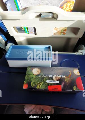 Un ensemble de plats pour le déjeuner pour un passager flydubai. Nourriture dans l'avion. Banque D'Images