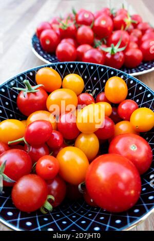 Bol de tomates mûres fraîches Banque D'Images