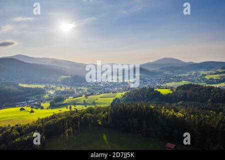 Vue de drone du soleil qui brille au-dessus de la vallée Lamer Winkel dans été Banque D'Images