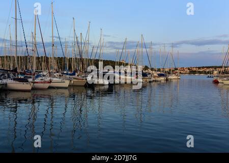 Port de Verudela au crépuscule, avec une ligne de voiliers d'un côté, la Croatie Banque D'Images