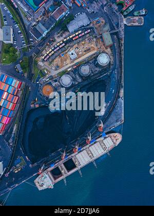 Russie, Primorsky Krai, Vladivostok, vue aérienne d'un navire industriel amarré dans un quai de chargement de charbon Banque D'Images