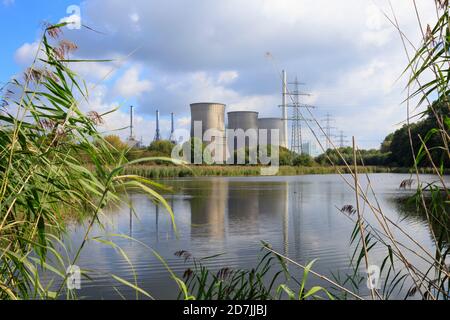 Centrale au charbon par Lippe River contre ciel nuageux Banque D'Images