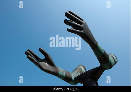 Sculpture en bronze « les deux armes » du sculpteur de Leeds Kenneth Armitage dans les jardins Mandela, Leeds, West Yorkshire, Angleterre. Banque D'Images