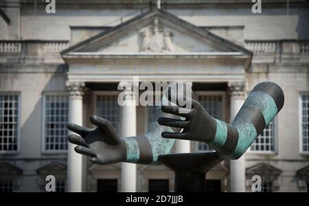 Sculpture en bronze « les deux armes » du sculpteur de Leeds Kenneth Armitage dans les jardins Mandela, Leeds, West Yorkshire, Angleterre. Banque D'Images