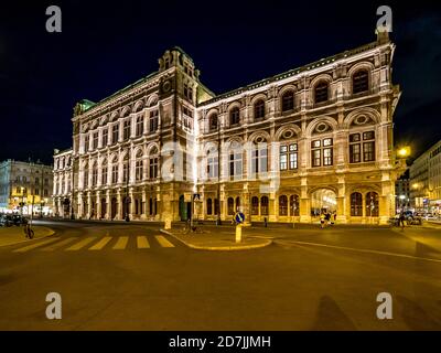 Autriche, Vienne, rue devant l'Opéra d'Etat de Vienne la nuit Banque D'Images