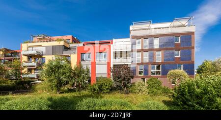 Allemagne, Bade-Wurtemberg, Tubingen, Panorama d'immeubles modernes et économes en énergie dans la banlieue de Muhlenviertel Banque D'Images