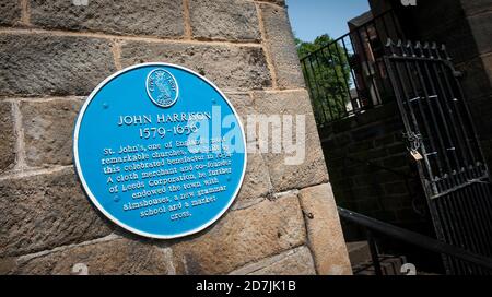 Plaque bleue à l'entrée de l'église Saint-Jean-l'évangéliste, Leeds, West Yorkshire, Angleterre. Banque D'Images