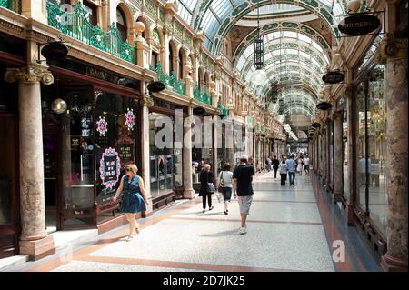 Boutiques dans le County Arcade, centre-ville de Leeds, West Yorkshire, Angleterre. Banque D'Images