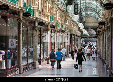 Boutiques dans le County Arcade, centre-ville de Leeds, West Yorkshire, Angleterre. Banque D'Images