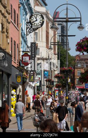 Briggate, une rue commerçante piétonne du centre-ville de Leeds, West Yorkshire, Angleterre. Banque D'Images