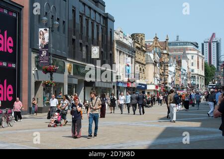 Briggate, une rue commerçante piétonne du centre-ville de Leeds, West Yorkshire, Angleterre. Banque D'Images