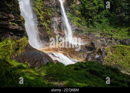 Cascades d'Acquafraggia dans la vallée de Valchiavenna, Italie Banque D'Images