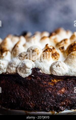 Cheesecake à la rhubarbe avec meringues Banque D'Images