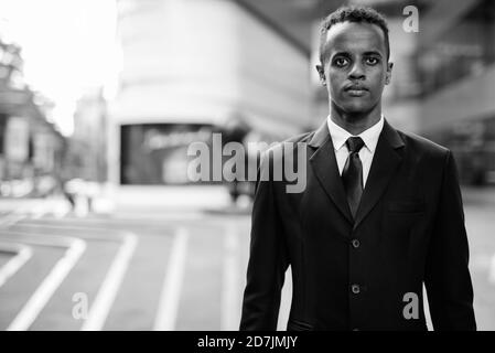 Un jeune homme d'affaires africain en costume pour explorer la ville Banque D'Images