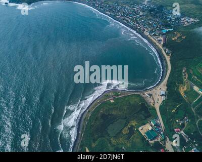 Russie, Primorsky Krai, Zarobino, vue aérienne de la ville sur les rives de la mer du Japon Banque D'Images