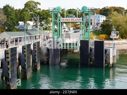 PEAKS ISLAND, ME -12 OCT 2020- vue du terminal de Peaks Island depuis le service de traversier de Casco Bay Island dans le port de Portland, Casco Bay, Maine, Uni Banque D'Images