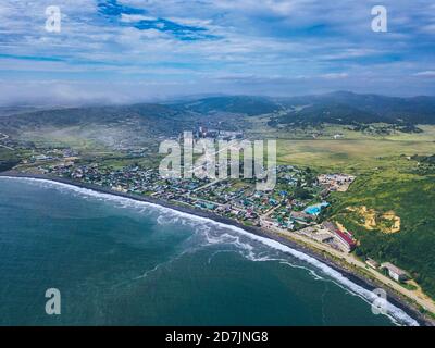 Russie, Primorsky Krai, Zarobino, vue aérienne de la ville sur les rives de la mer du Japon Banque D'Images