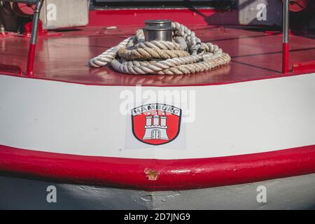 Allemagne, Hambourg, corde autour de bollard sur le quai avec le panneau Hambourg Banque D'Images