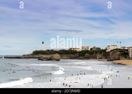 Biarritz, P-A / France - 21 octobre 2020 : de nombreux surfeurs profitent des vagues sur la Grand Plage de Biarritz Banque D'Images