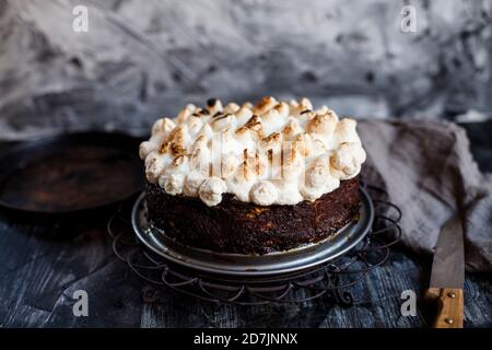 Cheesecake à la rhubarbe avec meringues Banque D'Images