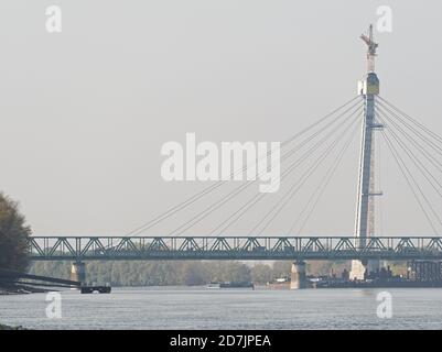 KOMAROM, HONGRIE - 25 OCTOBRE 2019 : le pont Monostor en construction entre Komarom, Hongrie et Komarno, Slovaquie Banque D'Images