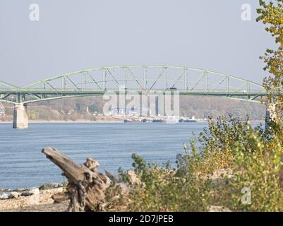 KOMAROM, HONGRIE - 25 OCTOBRE 2019 : le pont Elisabeth entre Komarom, Hongrie et Komarno, Slovaquie Banque D'Images