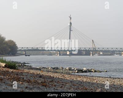 KOMAROM, HONGRIE - 25 OCTOBRE 2019 : le pont Monostor en construction entre Komarom, Hongrie et Komarno, Slovaquie Banque D'Images