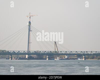 KOMAROM, HONGRIE - 25 OCTOBRE 2019 : le pont Monostor en construction entre Komarom, Hongrie et Komarno, Slovaquie Banque D'Images