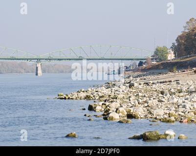 KOMAROM, HONGRIE - 25 OCTOBRE 2019 : le pont Elisabeth entre Komarom, Hongrie et Komarno, Slovaquie Banque D'Images