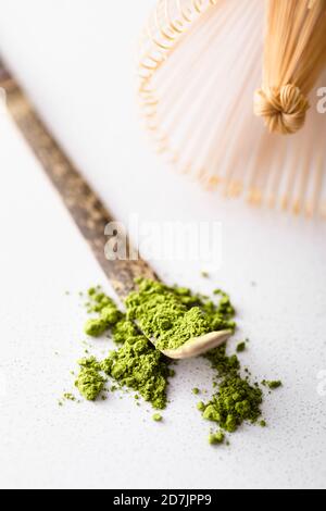 Poudre de thé Matcha sur une cuillère en bois traditionnelle Banque D'Images