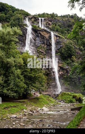 Cascades d'Acquafraggia dans la vallée de Valchiavenna, Italie Banque D'Images