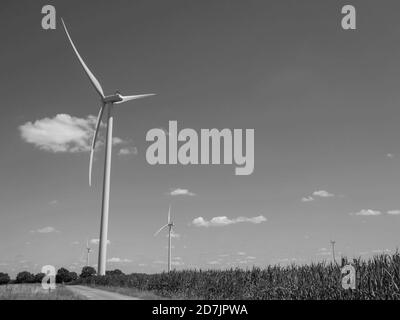 photo en noir et blanc d'une éolienne en milieu rural France photo en noir et blanc d'une éolienne La France rurale Banque D'Images