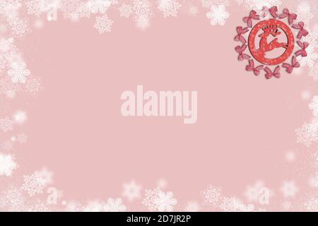 Arrière-plan, carte postale de Noël décorée de boucles enneigées et de rennes Banque D'Images