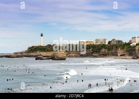 Biarritz, P-A / France - 21 octobre 2020 : de nombreux surfeurs profitent des vagues sur la Grand Plage de Biarritz Banque D'Images