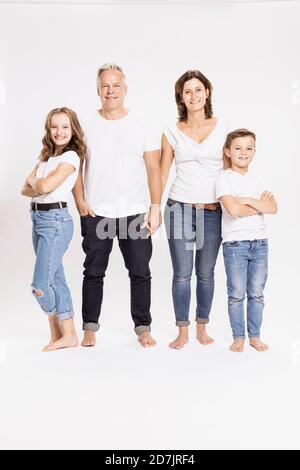 Famille souriante sur fond blanc Banque D'Images