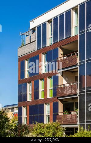 Allemagne, Bade-Wurtemberg, Tubingen, immeuble moderne d'appartements à faible consommation d'énergie dans la banlieue de Muhlenviertel Banque D'Images