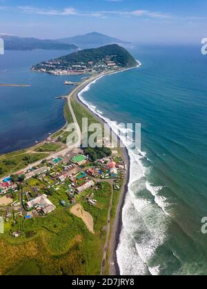 Russie, Primorsky Krai, Zarobino, vue aérienne du village côtier Banque D'Images