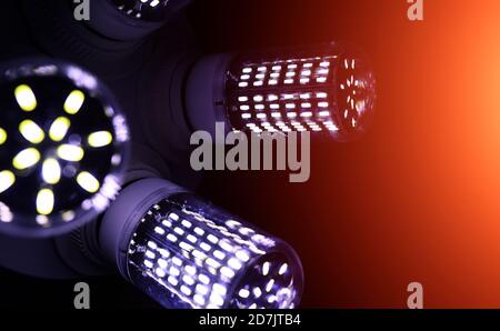 Les éléments DEL dans la lampe. Les lampes avec les diodes. De nombreuses lumières de lampe à diode. Banque D'Images