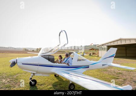 Petite-fille et grand-père se prépare à prendre l'avion à terrain d'aviation Banque D'Images