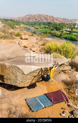 Homme grimpeur de roche monter sur le rocher Banque D'Images