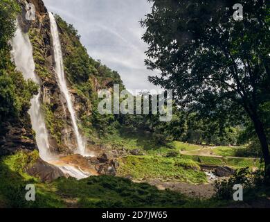 Cascades d'Acquafraggia dans la vallée de Valchiavenna, Italie Banque D'Images
