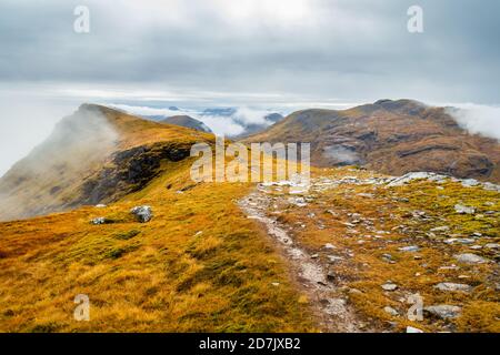 Le chemin jusqu'à Beinn an Dothaidh, l'un des ponts des montagnes Orchy Munro près de Tyndrum, Argyll et Bute, Écosse, Royaume-Uni. En regardant de nouveau Beinn Dorain Banque D'Images