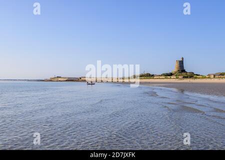 France, Manche, Cotentin, Val de Saire, Saint Vaast la Hougue, Pointe de la Hougue, plage et Tour Vauban classé au patrimoine mondial par l'UNESCO // France Banque D'Images