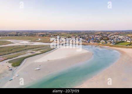 France, Manche, Cotentin, Côte des Isles, Portbail, village et Havre de Portbail (vue aérienne) // France, Manche (50), Cotentin, Côte des Isles, Banque D'Images