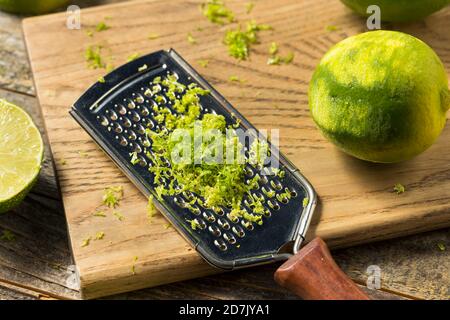 Zeste de citron vert biologique cru prêt à cuire avec Banque D'Images