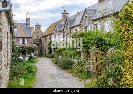 France, Manche, Cotentin, Regneville-sur-Mer, rue et maisons traditionnelles du village // France, Manche (50), Cotentin, Regnéville-sur-Mer, ruell Banque D'Images