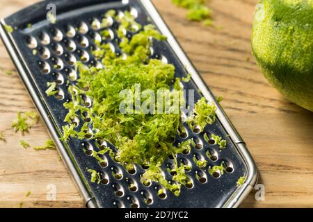 Zeste de citron vert biologique cru prêt à cuire avec Banque D'Images