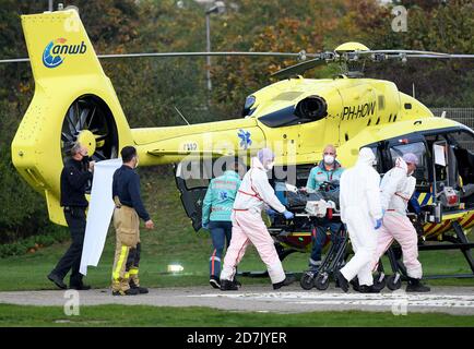 23 octobre 2020, Rhénanie-du-Nord-Westphalie, Münster : un hélicoptère des pays-Bas transporte un patient corona à l'hôpital universitaire de Münster. Le transfert vise à réduire la pression exercée sur les unités de soins intensifs aux pays-Bas. Les pays-Bas sont l'un des pays les plus touchés d'Europe. Photo : Caroline Seidel/dpa Banque D'Images